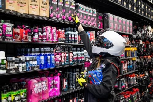 Czyszczenie kasku motocyklowego krok po kroku.